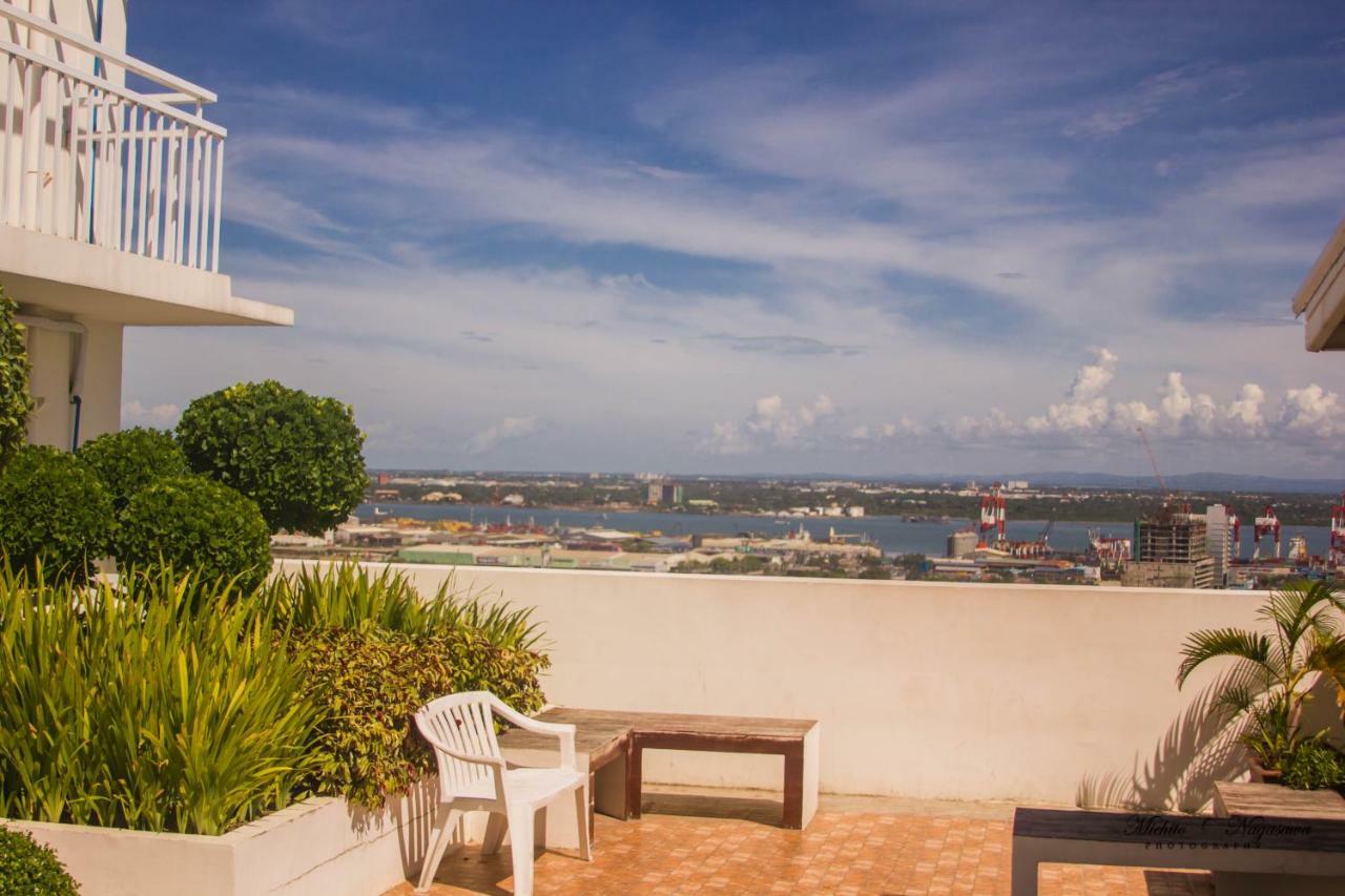 Mabolo Garden Flat A6 With Free Rooftop Pool Cebu Stadt Exterior foto